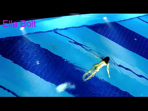 ❤️ मी पाहणे थांबवू शकत नाही, तरुण गोरा ELLA BOLT रिसॉर्ट पूलमध्ये नग्न पोहताना पकडला गेला ❌  अश्लील mr.mouthporn.ru ❤